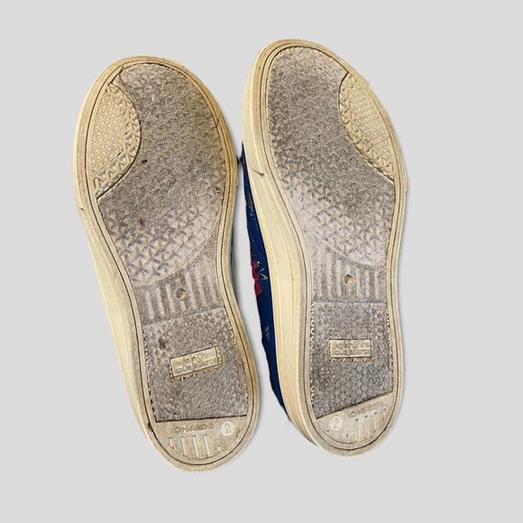 Girl’s Wonder Woman Canvas Slip-On Sneakers. Size 2 - Picture 6 of 6